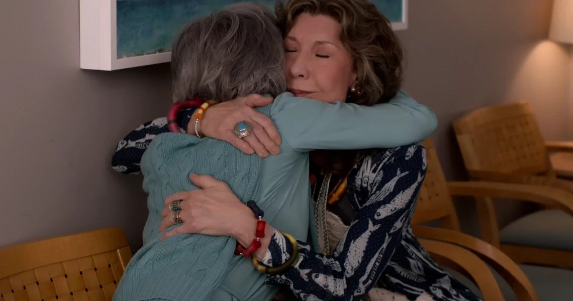 “It would have been false had we completely avoided it”: Marta Kauffman on Why It Was Important to Tackle Topics Like Aging, Death, and Fading Memory in Grace and Frankie