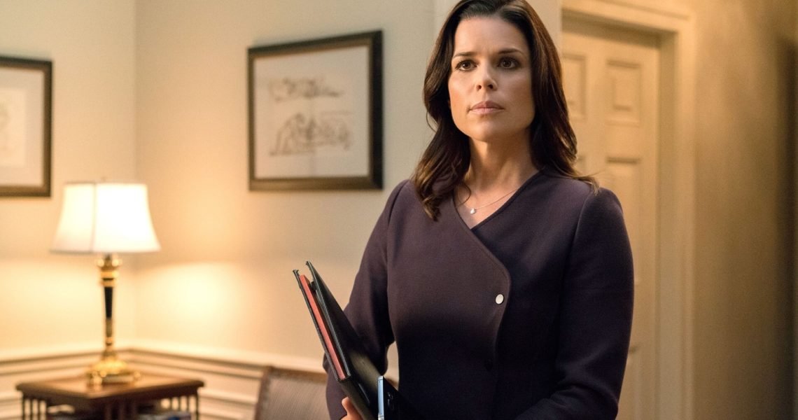 “I’ve been a fan of Neve [Campbell] forever”: Becki Newton Shares Her Love for Mickey Haller’s Other Ex-Wife in ‘The Lincoln Lawyer’