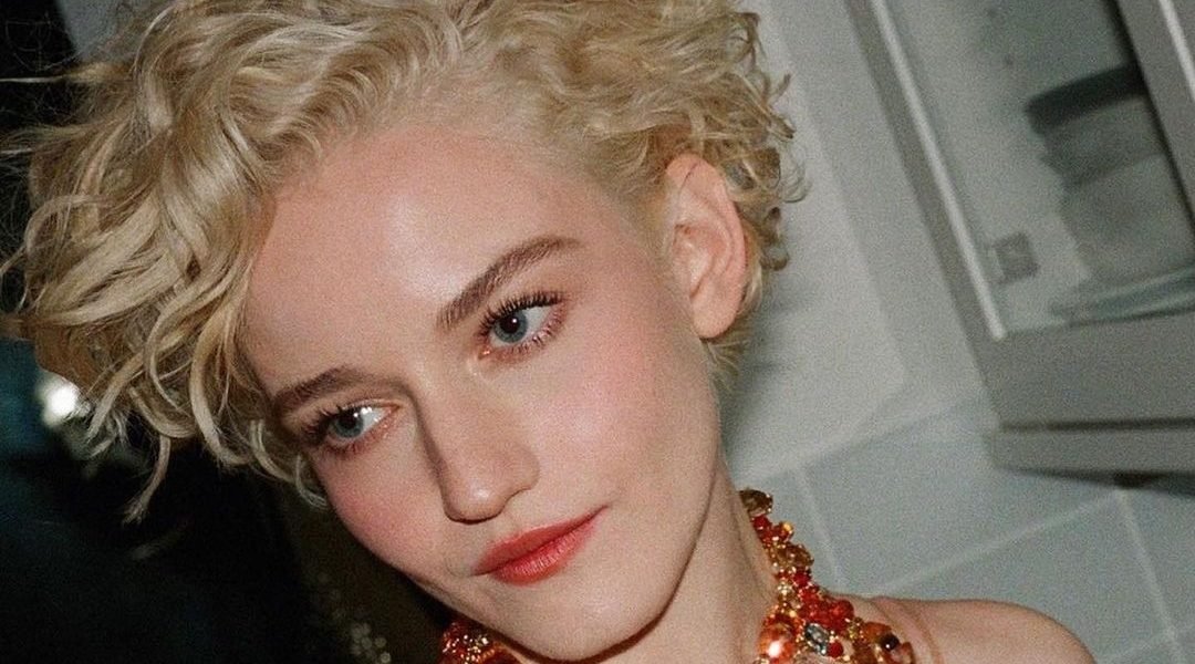 “It looked like a rat’s nest”: Julia Garner Recalls The Journey of Her Curly Hair