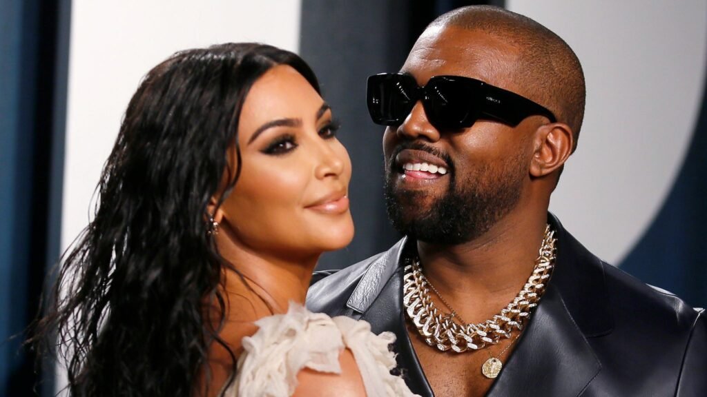 Kanye West et Kim Kardashian ont fait vibrer l’afterparty des Oscars avec des cadeaux de Noël.
