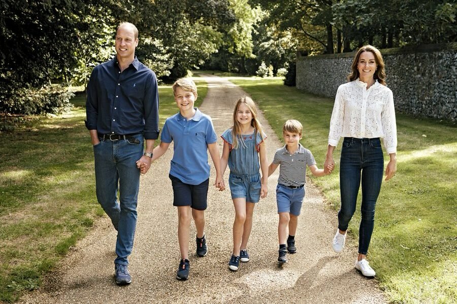 Fans Rejoice As Prince William and Kate Middleton Go Casuals For Christmas Card Photoshoot