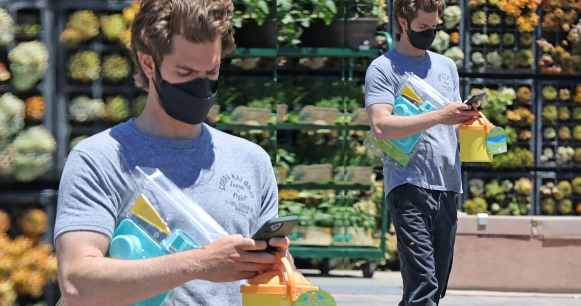 “Is he talking to me?” – Fans Have Hilarious Theories About Andrew Garfield’s Phone Addiction