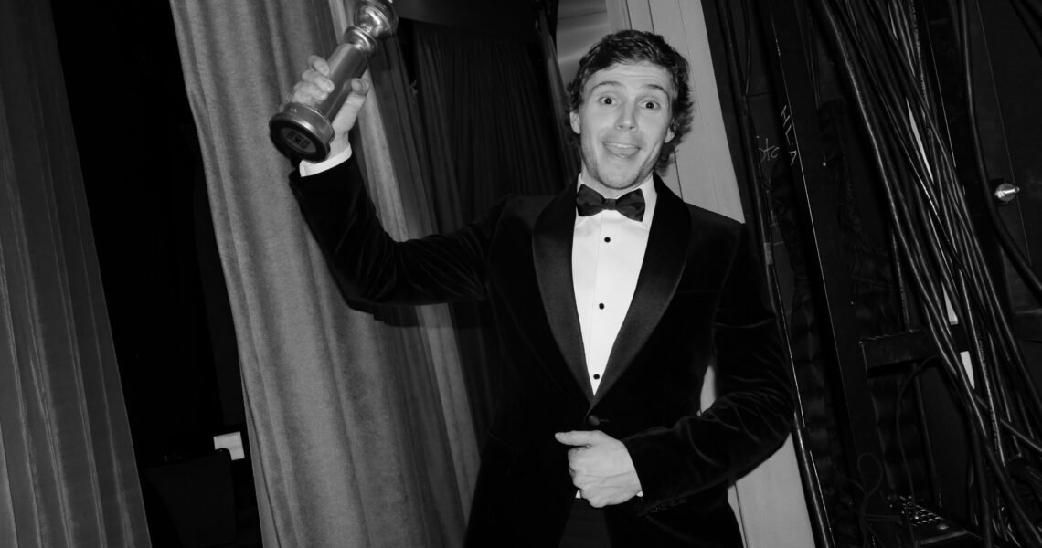 “Well Deserved” – Fans Rejoice as Evan Peters Bags Golden Globe For A ‘Disturbing Dahmer Role’