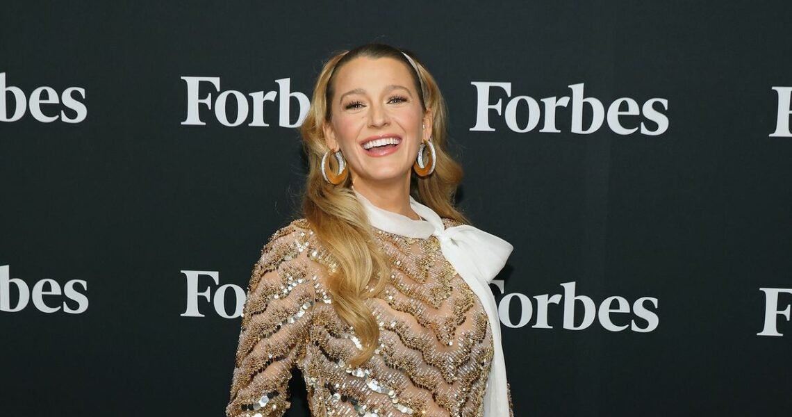 “When the back of your skirt..” – Blake Lively Gets Real With Pregnancy Issues, Gives Tips to Make Things ‘Right’