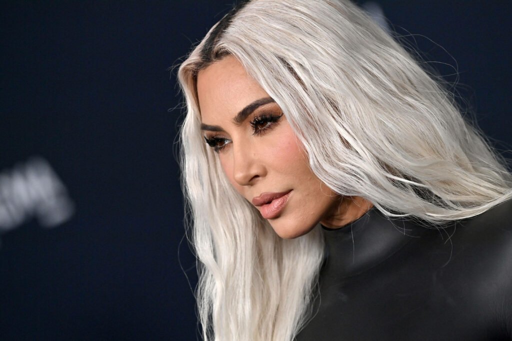 Au milieu de la saga des Kardashian et des Jenner au Met Gala, regardez la première apparition de Kim Kardashian au Gala en tant que « plus one » de Kanye West en 2013.