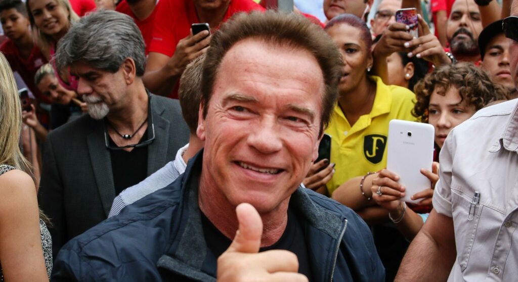 Comment une « tête animée » d’Arnold Schwarzenegger a été utilisée pour traiter un scandale britannique